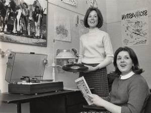 Female students, class of 1971, in a dorm room at 博彩平台网址大全.